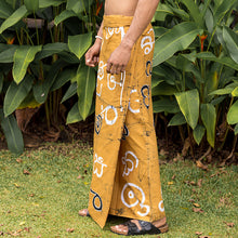 Load image into Gallery viewer, Helakuru Black, White &amp; Copper Batik Sarong
