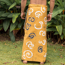 Load image into Gallery viewer, Helakuru Black, White &amp; Copper Batik Sarong
