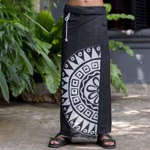 Load image into Gallery viewer, Sandakadapahana Black &amp; White Batik Sarong
