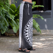 Load image into Gallery viewer, Sandakadapahana Black &amp; White Batik Sarong
