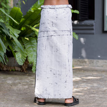 Load image into Gallery viewer, Sandakadapahana Black &amp; White Batik Sarong
