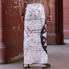 Load image into Gallery viewer, Sandakadapahana Black, Red &amp; White Batik Sarong
